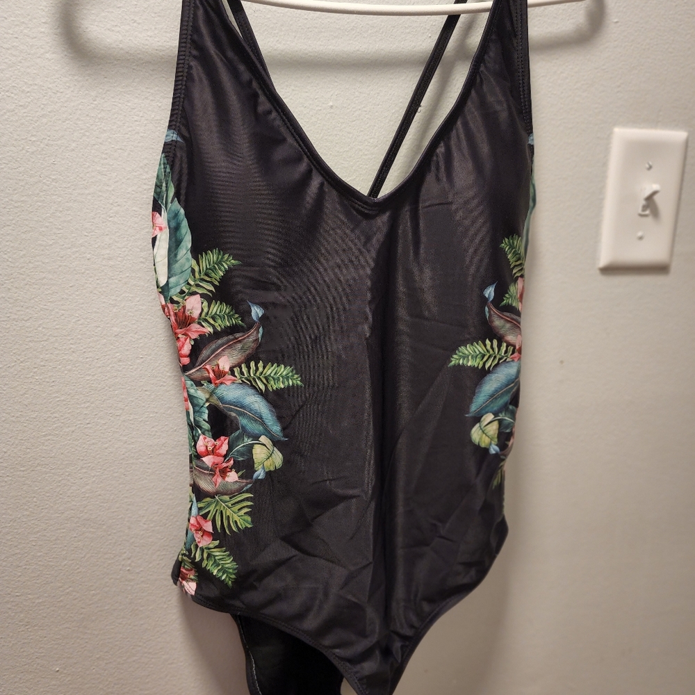 Beautiful Gray Swim Wear.New been Worn.